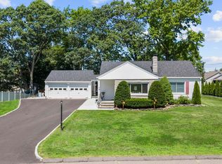 5 Greenfield Dr, Ansonia, CT 06401