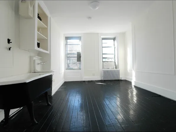 Apartment listing photo 1