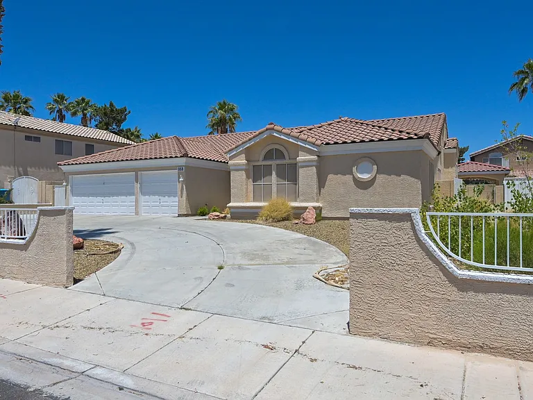 968 E Robindale Rd — Photo 3