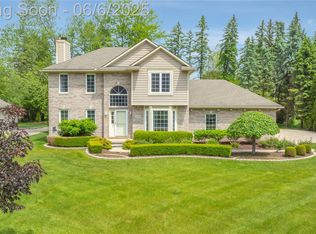 2105 Rob Rdg, Walled Lake, MI 48390