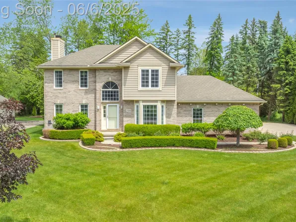2105 Rob Rdg, Walled Lake, MI 48390