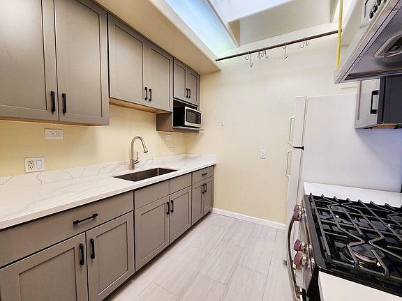 4th image of 1252 2nd Ave #2