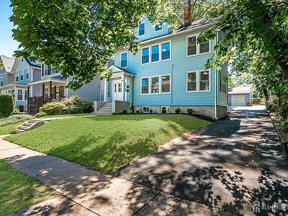 4th image of 160 Academy St