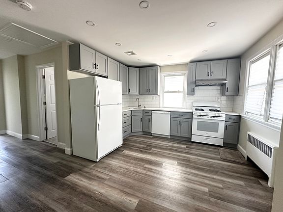 3rd image of 19 Dorothea Pl