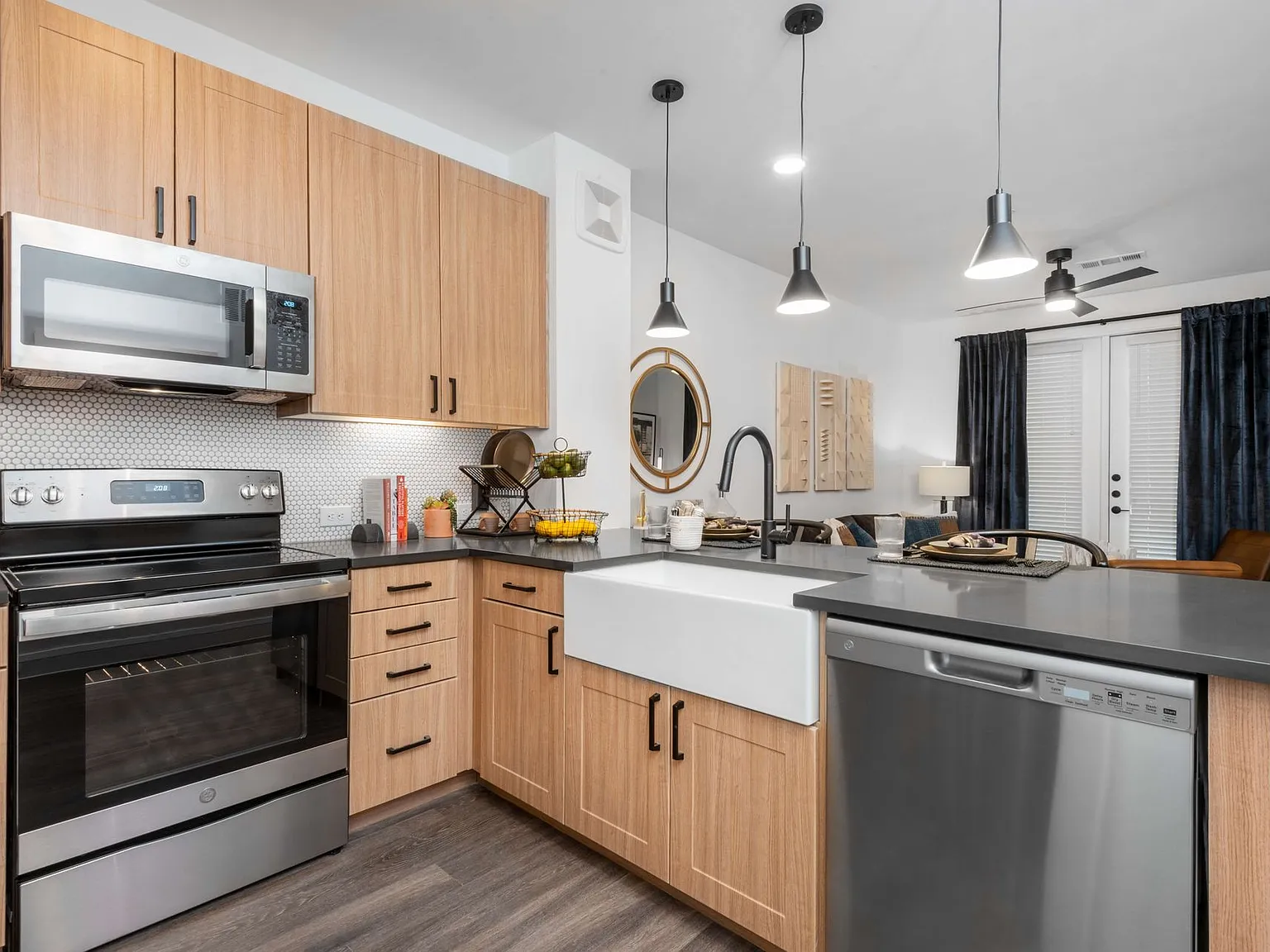 Troubadour Apartments — Photo 2