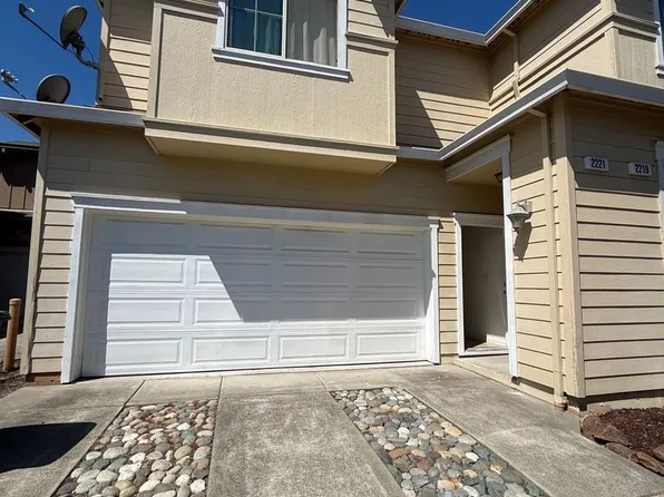 2221 Versailles St, Santa Rosa, CA 95403