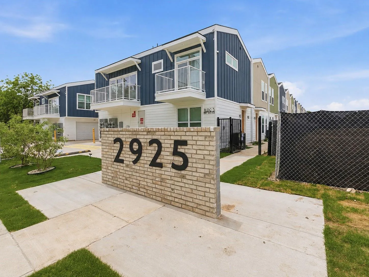 3 bed, 477 sqft, $2,200 — Photo 1