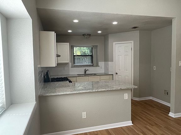 4th image of 212 Agnes Dr