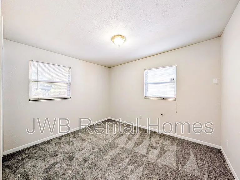 662 Melba St — Photo 12
