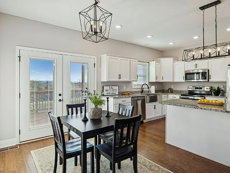 207 Bedford Ct — Photo 11