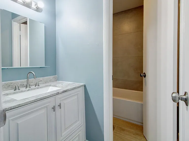 960 N Franklin Ave #960D — Photo 16