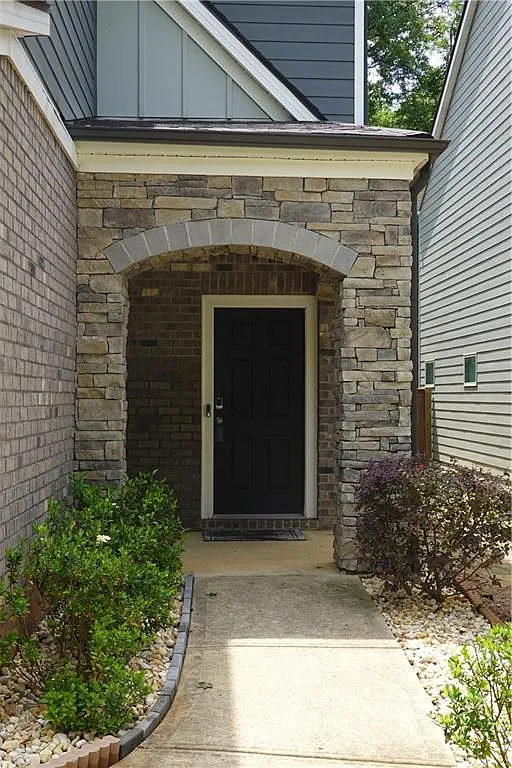 5 bed, 3.0 bath, 2814 sqft, $2,650 — Photo 2