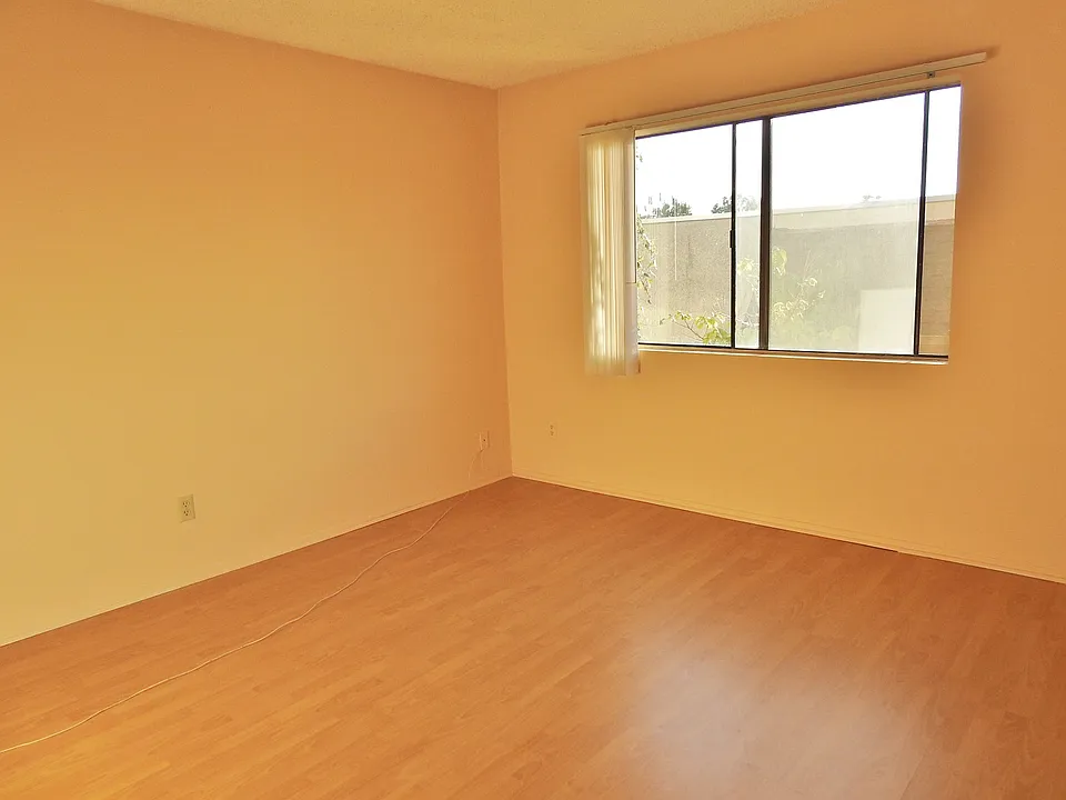123 W Acacia Ave #204