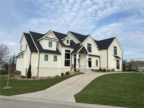 15820 Oakmont St, Overland Park, KS 66221