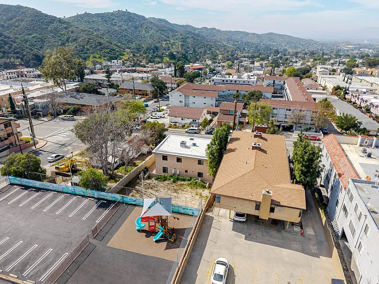 10232 Tujunga Canyon Blvd — Photo 28