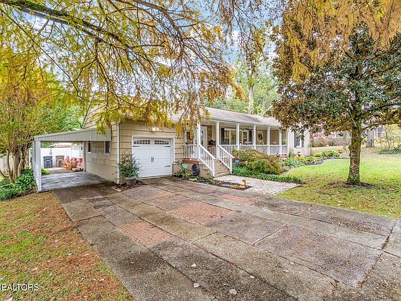 3rd image of 2942 Fountain Park Blvd