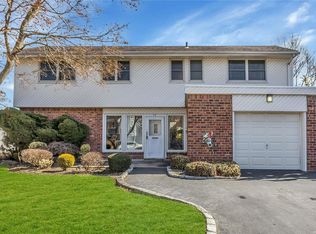 56 Keswick Ln, Plainview, NY 11803