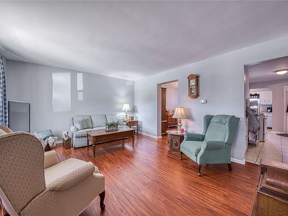 4th image of 828 Maplewood Ave