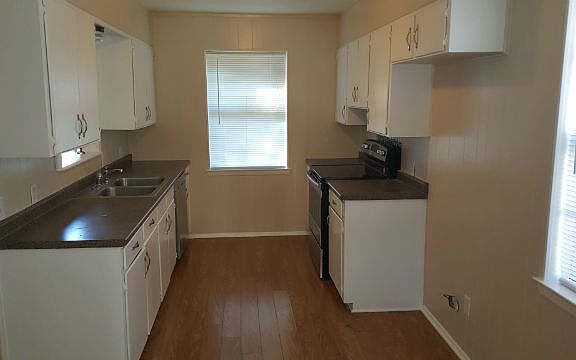 3rd image of 2402 Leslie St