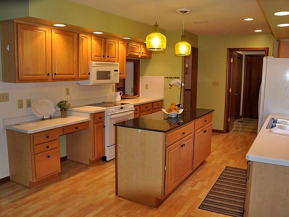 3rd image of 6971 Rosecliff Pl