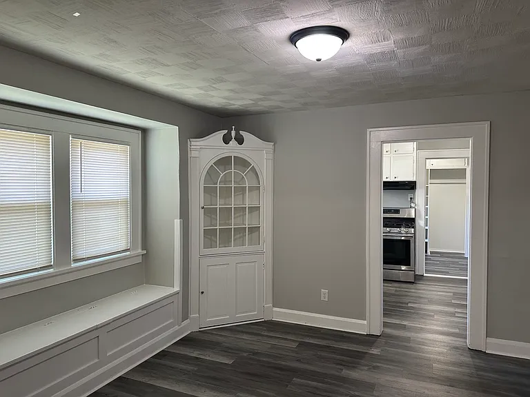 1510 N Chester Ave — Photo 4