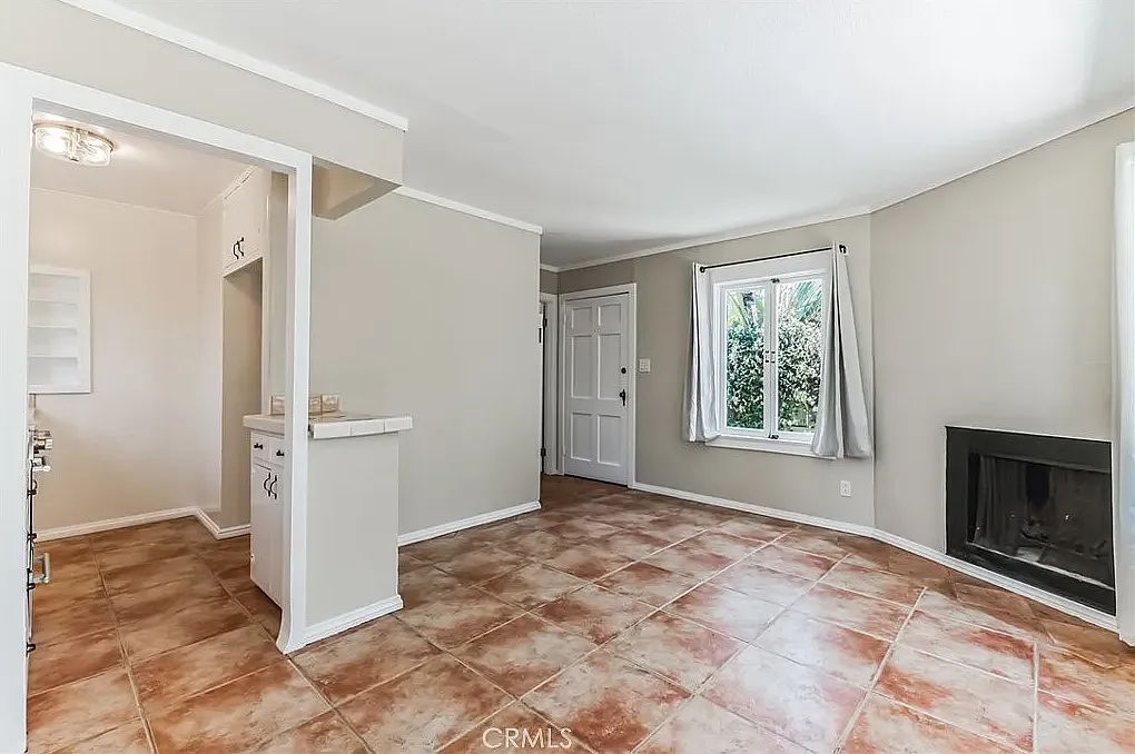 1 bed, 430 sqft, $2,300 — Photo 3