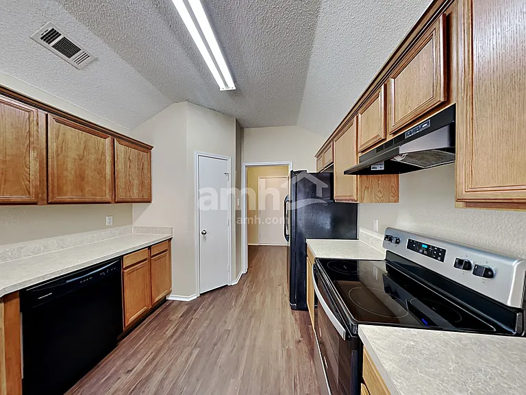 904 Crowder Dr — Photo 3
