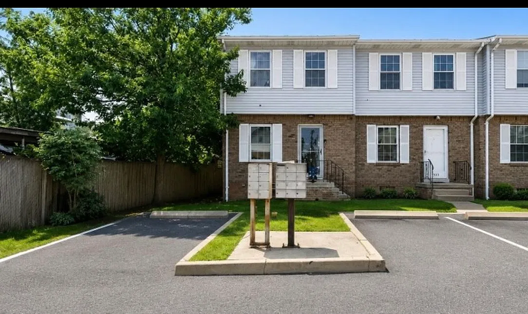 2 bed, 2600 sqft, $2,700 — Photo 1