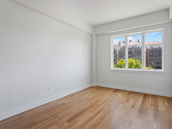 2727 Henry Hudson Parkway West image 7 of 38