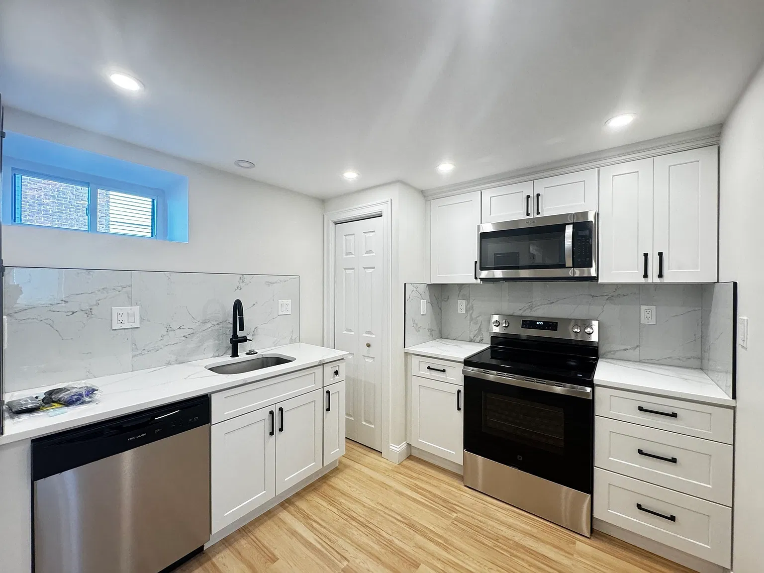 2 bed, 1.0 bath, 732 sqft, $2,300 — Photo 3