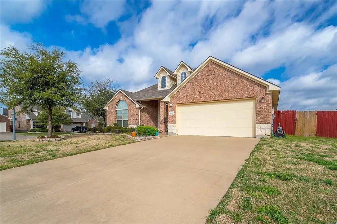 4 bed, 2.5 bath, 2204 sqft, $2,800 — Photo 2