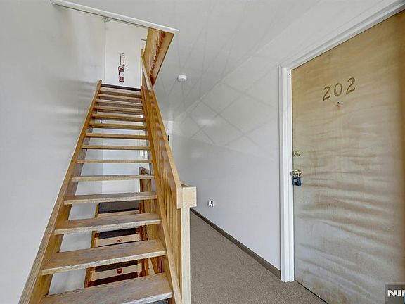 5th image of 846 Riverside Ave APT 202