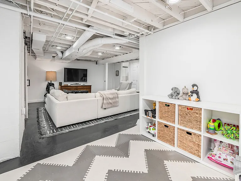 2048 Jervis Rd — Photo 32