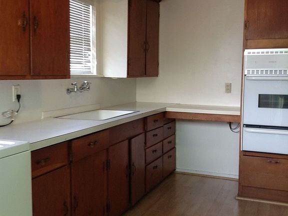 4th image of 102 Stanford St