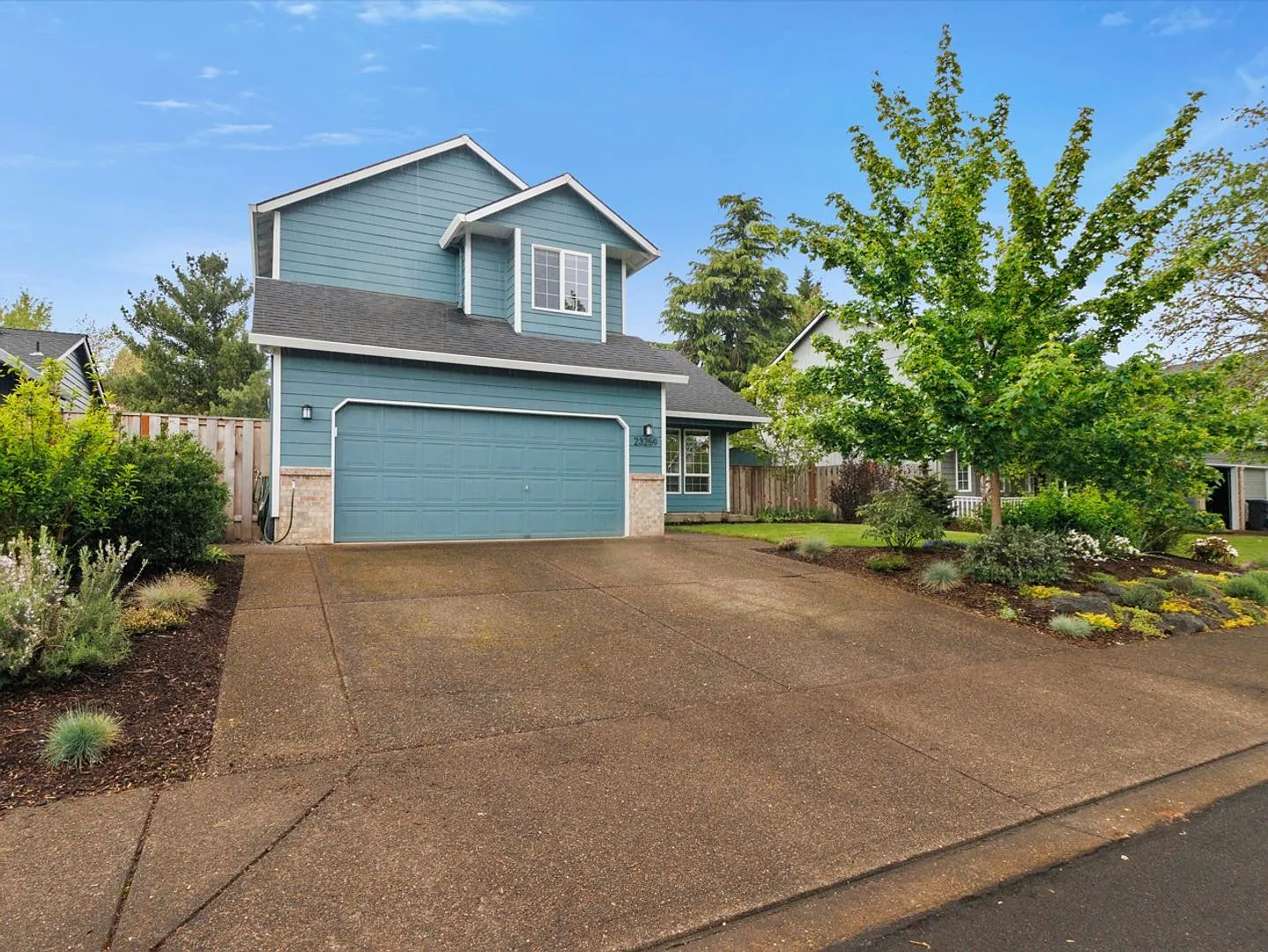 Beautiful Modern Home with Large Back Yard — Photo 2