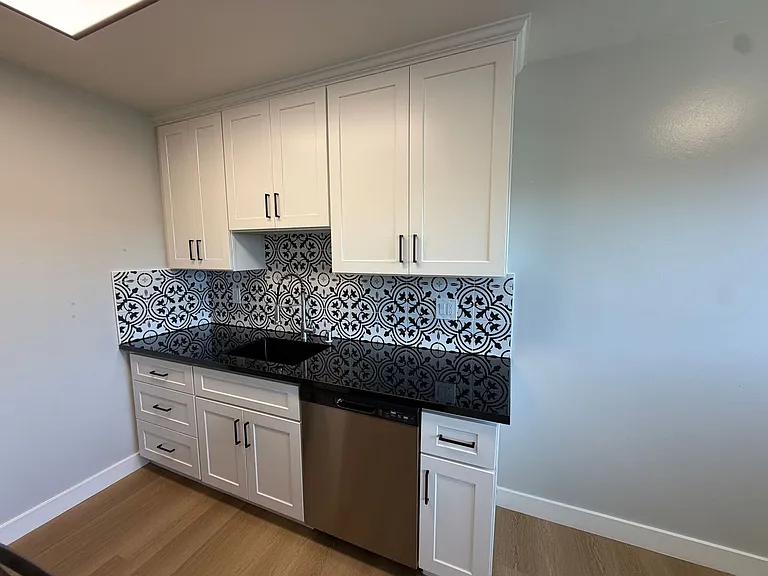 ROYALE APARTMENTS — Photo 28
