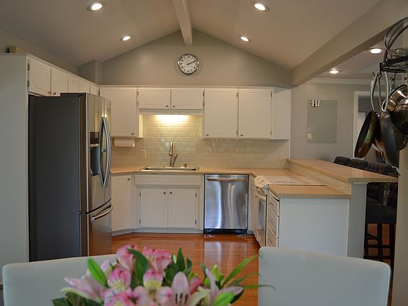 3rd image of 812 N 149th Ave