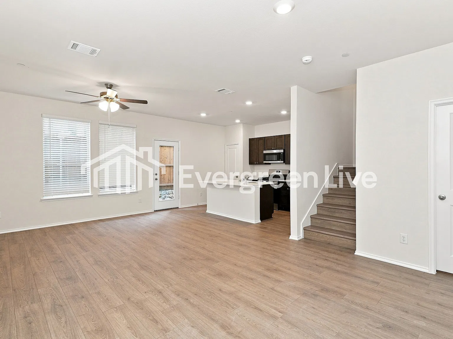 3 bed, 2.5 bath, 1600 sqft, $2,345 — Photo 4