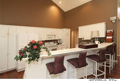 5th image of 2 Willow Creek Dr