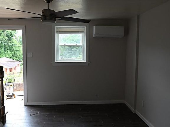 4th image of 832 Smith St