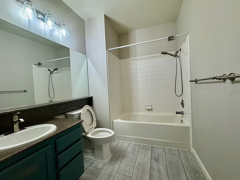 Large Full Tiled Bathroom