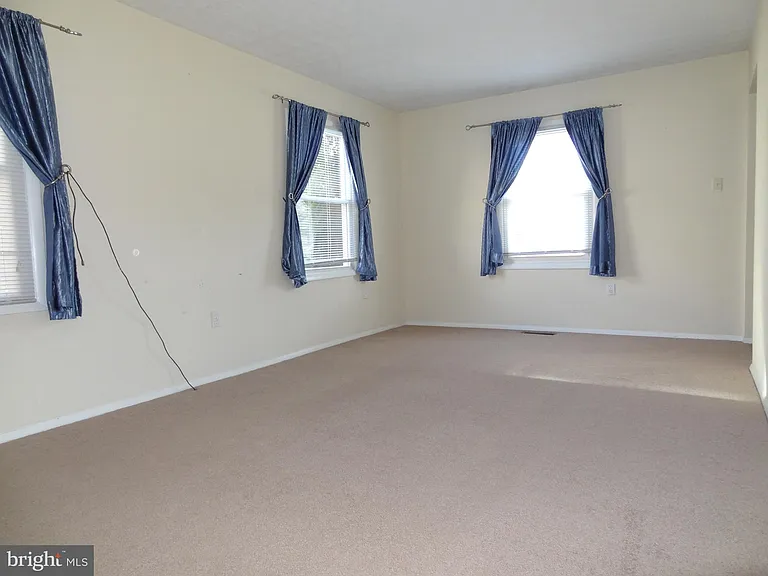 2074 Lake Grove Ln — Photo 11
