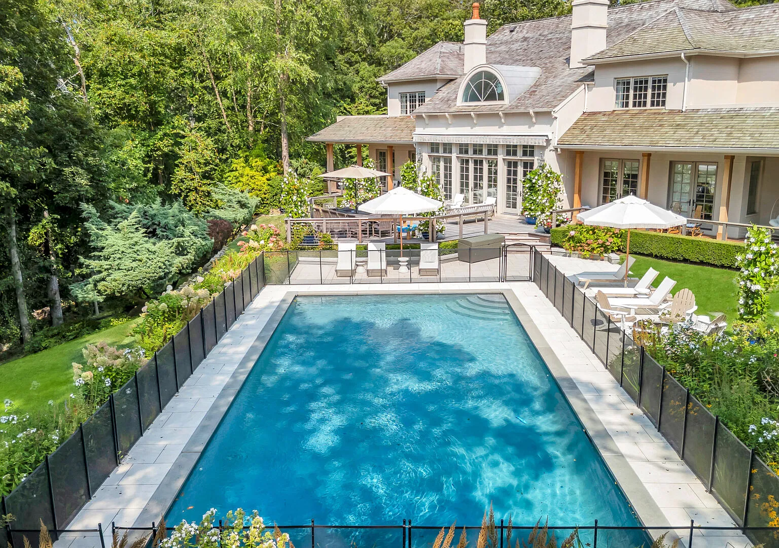 Spacious & chic Southampton estate with heated pool — Photo 2
