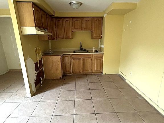 3rd image of 2718 Norland Rd