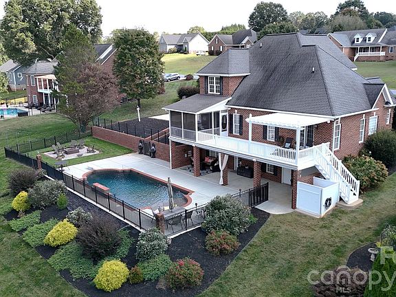 4th image of 2400 Carriage Ln