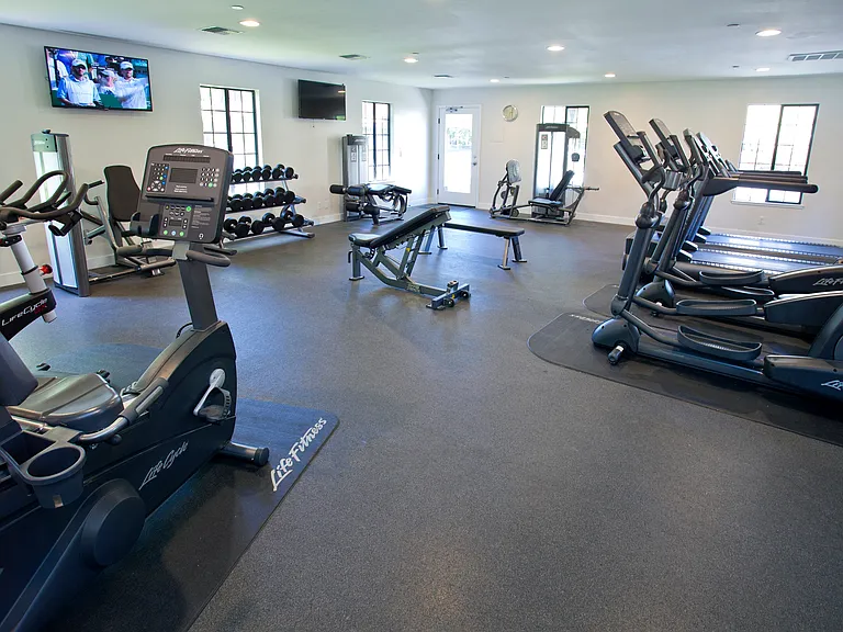 Club Pacifica Apartments — Photo 8