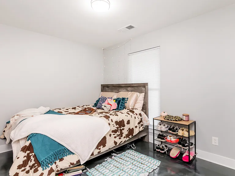 1422 E Elm St #1 — Photo 15