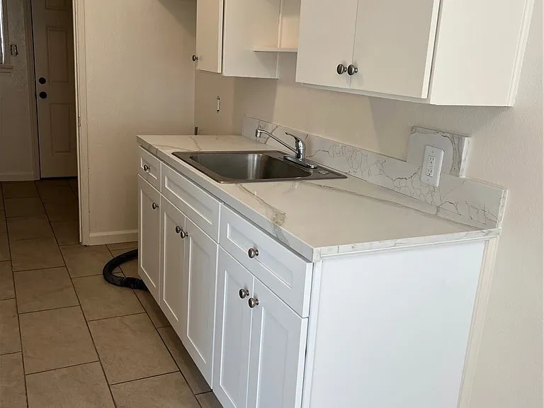 635 W 17th St — Photo 5