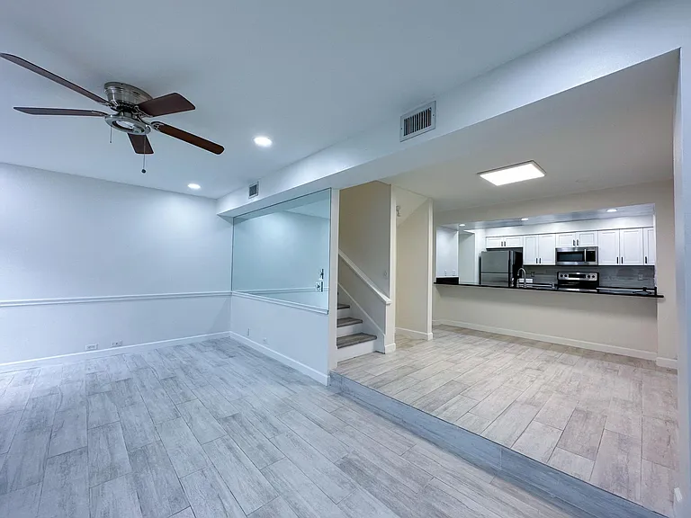 2530 W Maryland Ave #B — Photo 22