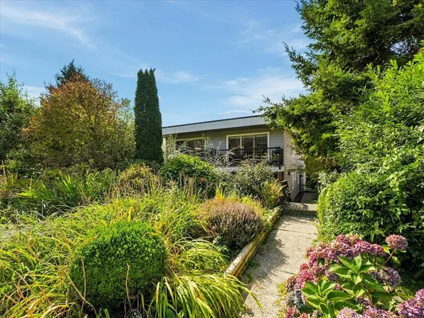137 E 5th St #6, North Vancouver, BC V7L 1L3